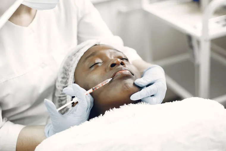Aplicação de preenchimento facial em paciente